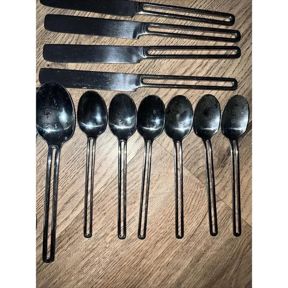 TOWLE NORDIC 18/10 STAINLESS FLATWARE - 34 PIECES Lot Table Of 6 Set - Picture 6 of 9